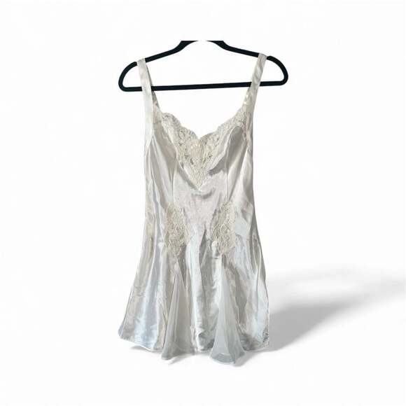Victoria's Secret Other - Y2K Victoria's Secret Ivory Sequin Mini Slip with Robe